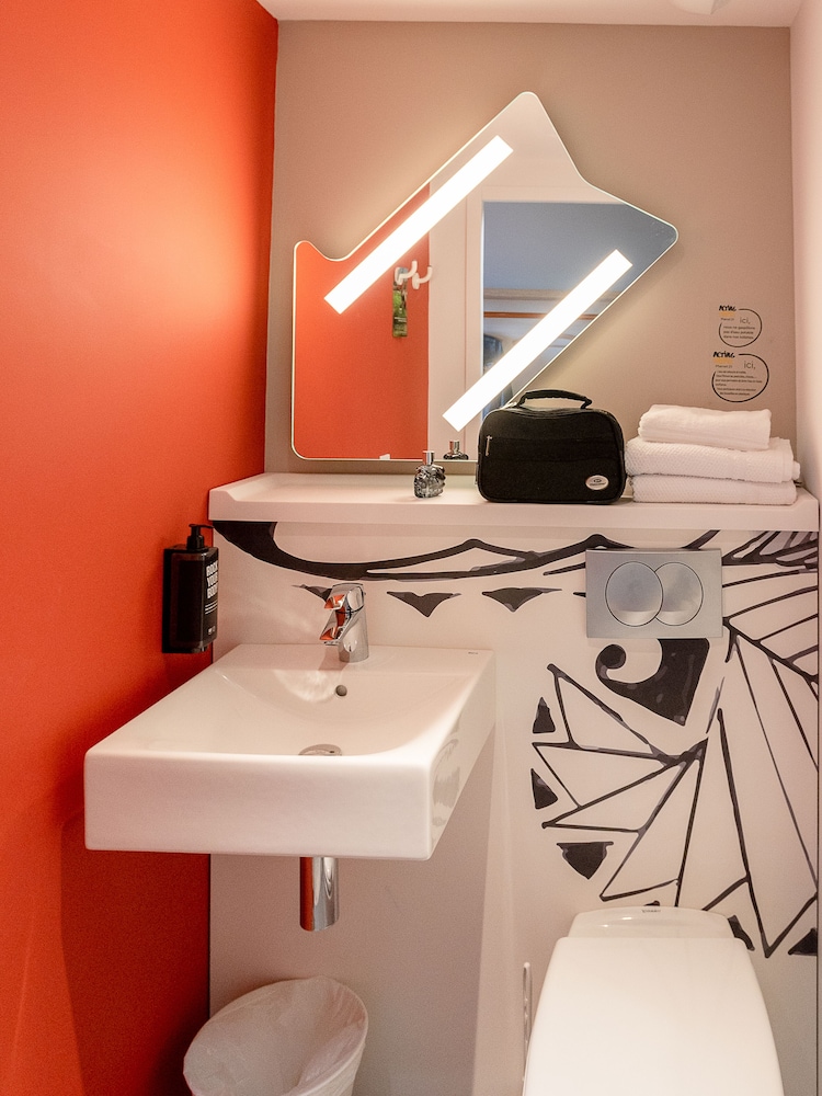 Habitación triple, varias camas del hotel Ibis Budget Cognac. Foto 5