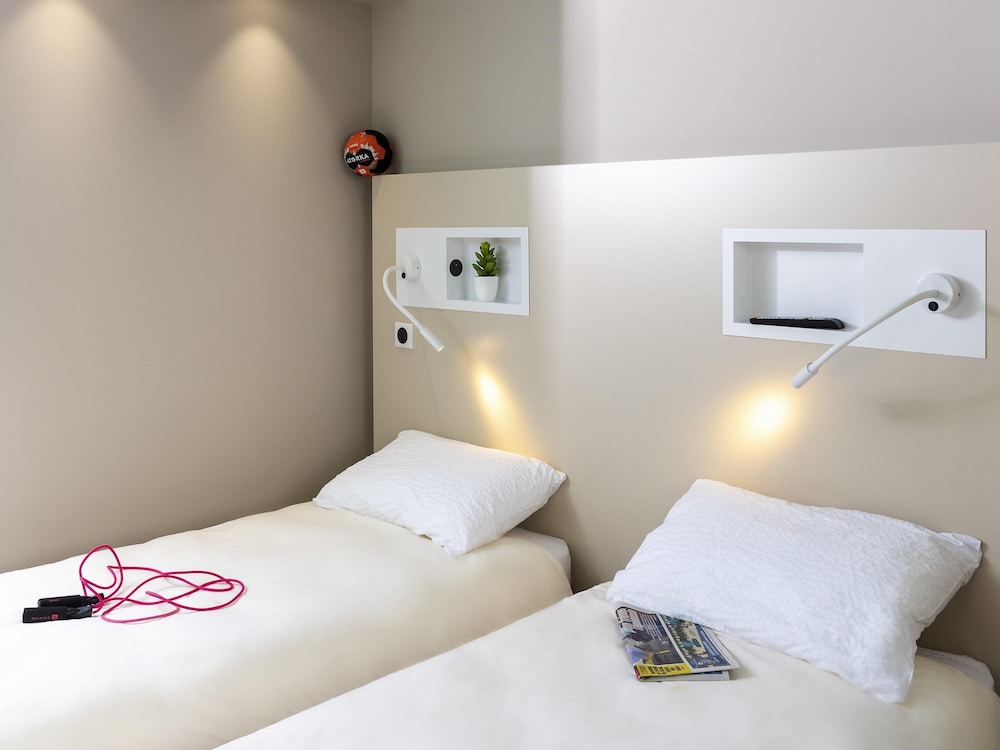 Habitación, varias camas del hotel Ibis Budget Cognac