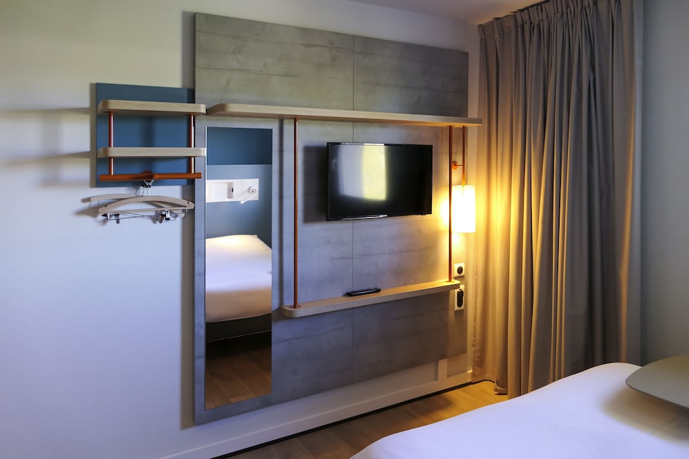 Habitación, varias camas del hotel Ibis Budget Cognac. Foto 2