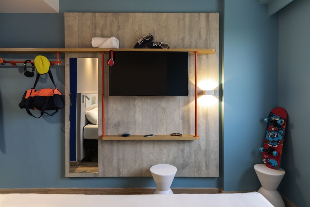 Habitación, varias camas del hotel Ibis Budget Cognac. Foto 5