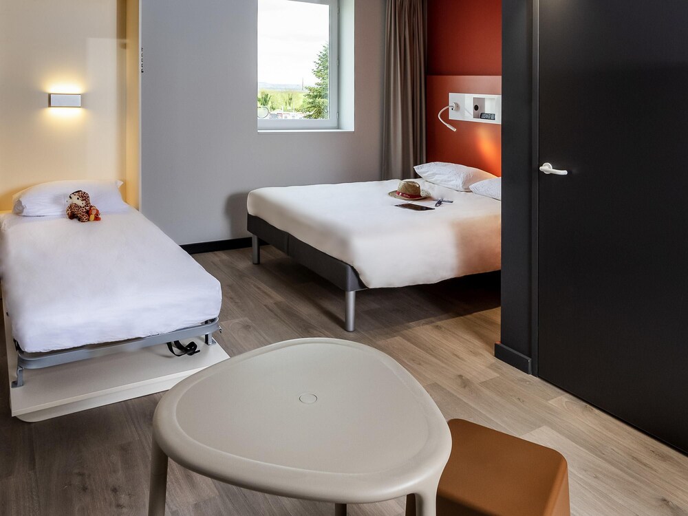 Habitación familiar, varias camas del hotel Ibis Budget Cognac