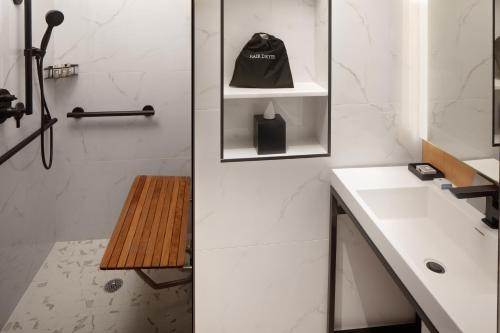 Habitación Doble con cama extragrande y ducha a ras de suelo - Adaptada para personas con movilidad reducida - No fumadores del hotel Indigo NYC Downtown Wall Street, an IHG Hotel. Foto 1