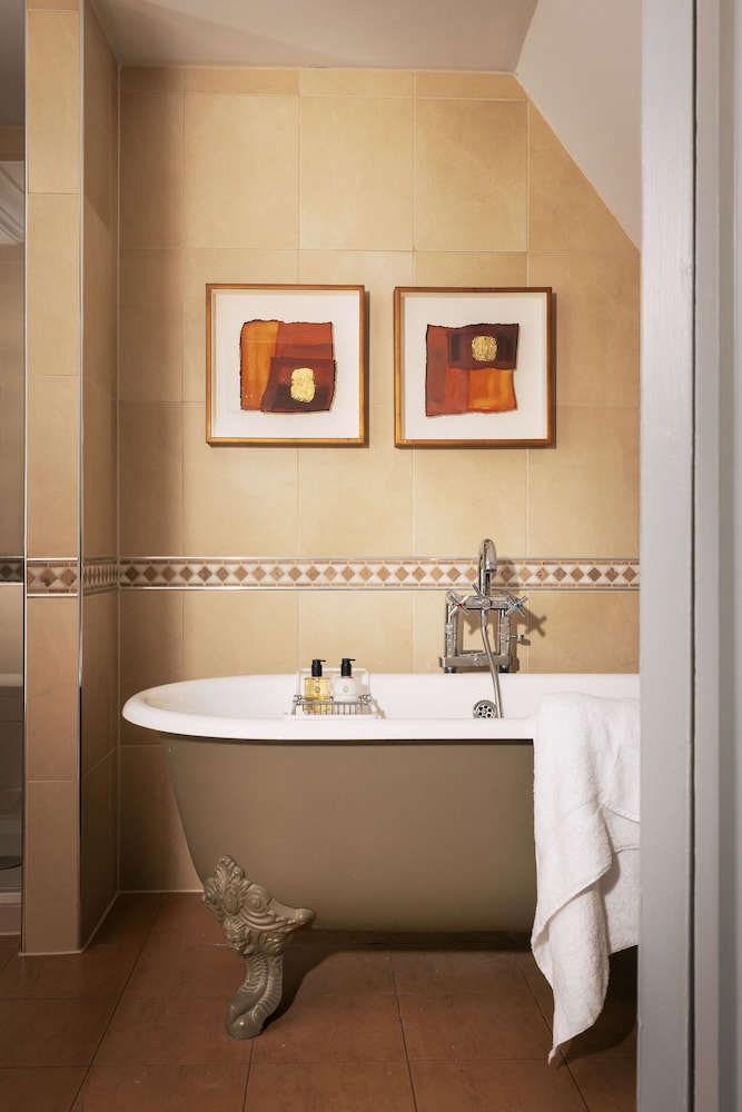 Superior Double with Feature del hotel Nutfield Priory and Spa. Foto 7