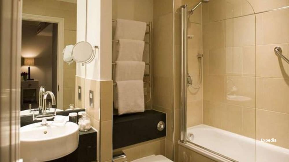 Habitación doble superior del hotel Nutfield Priory and Spa. Foto 1