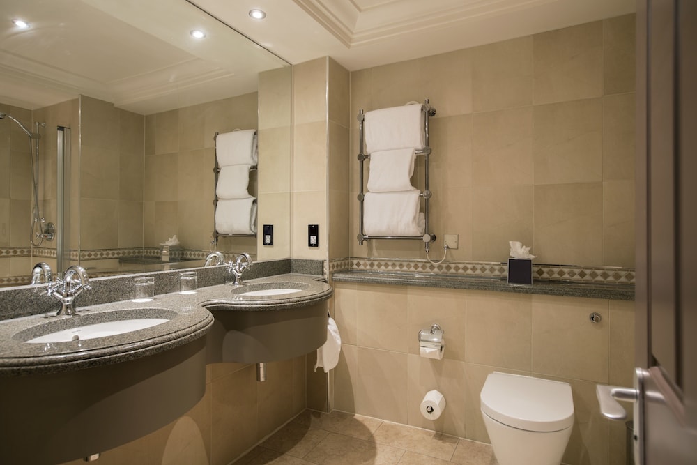 Habitación Deluxe doble del hotel Nutfield Priory and Spa. Foto 2