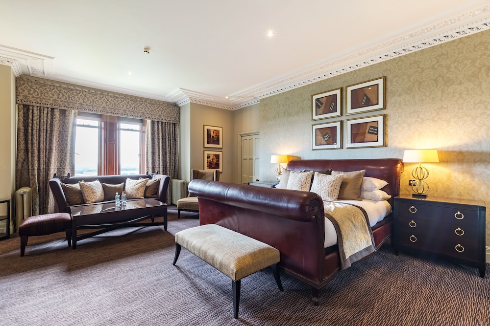 Suite estudio del hotel Nutfield Priory and Spa. Foto 1