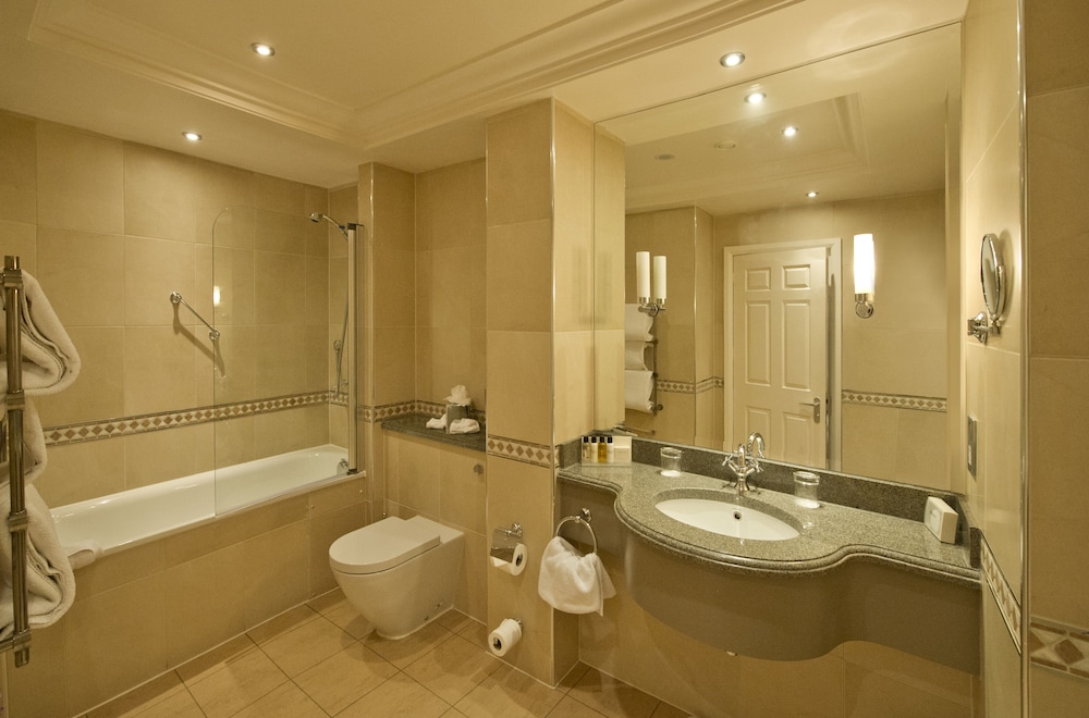 Suite estudio del hotel Nutfield Priory and Spa. Foto 2