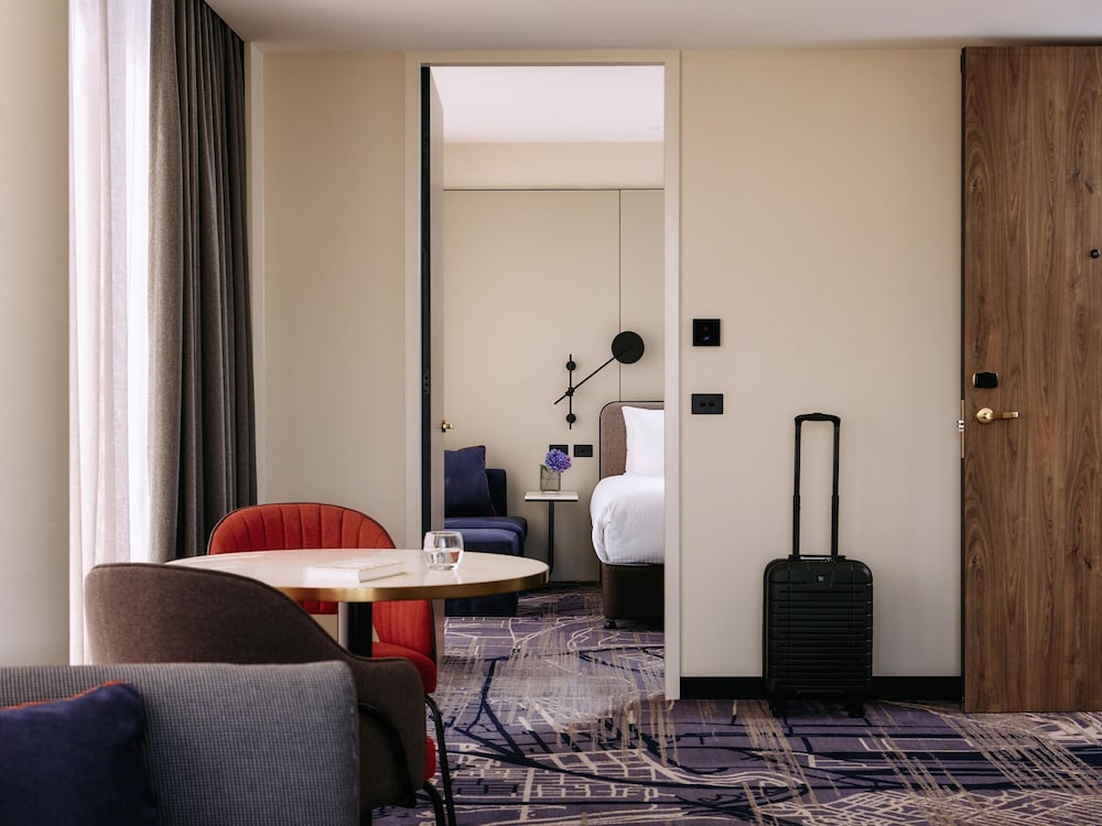 Suite de un dormitorio con 1 Cama King del hotel Mercure Melbourne Doncaster
