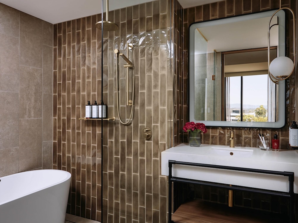 Suite de un dormitorio con 1 Cama King del hotel Mercure Melbourne Doncaster. Foto 3