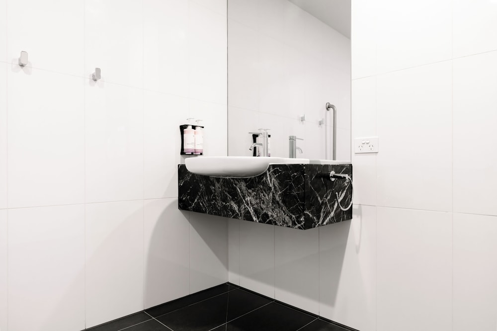 Habitación Superior Accesible con 1 cama King del hotel Mövenpick Melbourne On Spencer. Foto 5