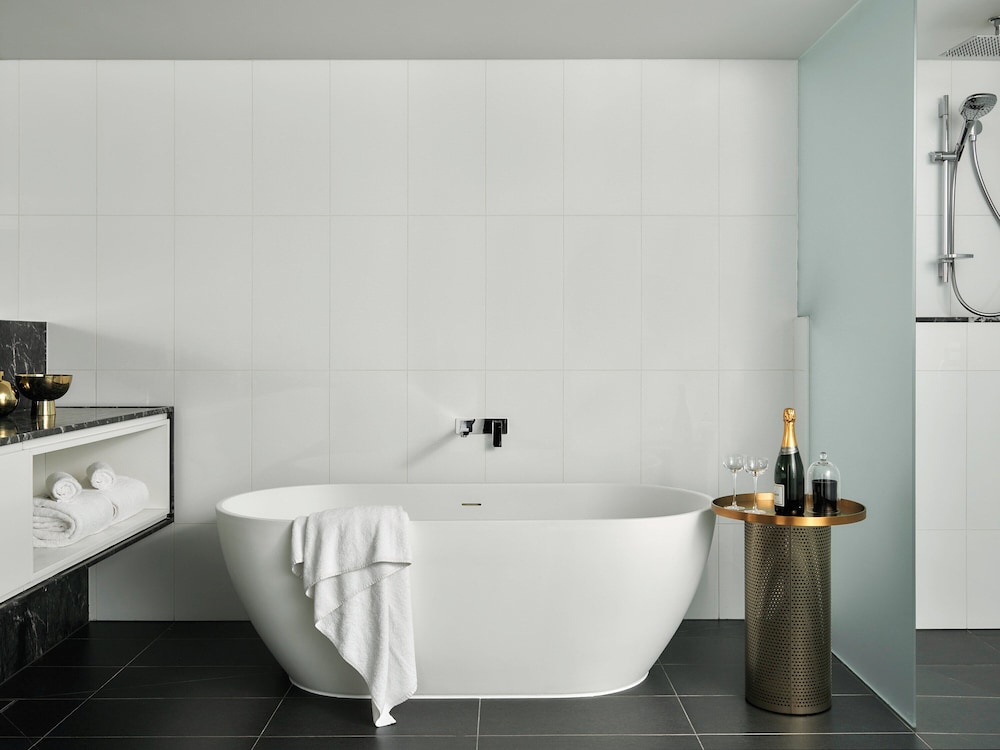 Suite Superior con cama King del hotel Mövenpick Melbourne On Spencer. Foto 10