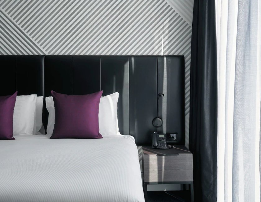 Habitación Deluxe, 1 cama de matrimonio grande del hotel Mövenpick Melbourne On Spencer. Foto 1