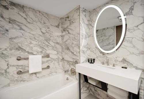 Habitación con cama extragrande - Planta superior del hotel Hyatt Centric Midtown 5th Avenue New York. Foto 4