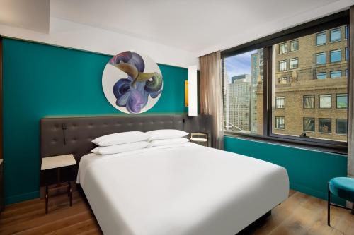 Habitación con cama extragrande - Planta superior del hotel Hyatt Centric Midtown 5th Avenue New York. Foto 10