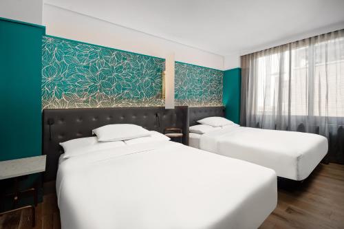 Habitación con 2 camas grandes y vistas a la ciudad del hotel Hyatt Centric Midtown 5th Avenue New York. Foto 4