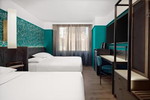 Habitación con 2 camas grandes y vistas a la ciudad del hotel Hyatt Centric Midtown 5th Avenue New York. Foto 6