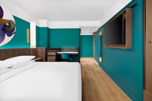 Habitación con cama extragrande y vistas a la ciudad del hotel Hyatt Centric Midtown 5th Avenue New York. Foto 7