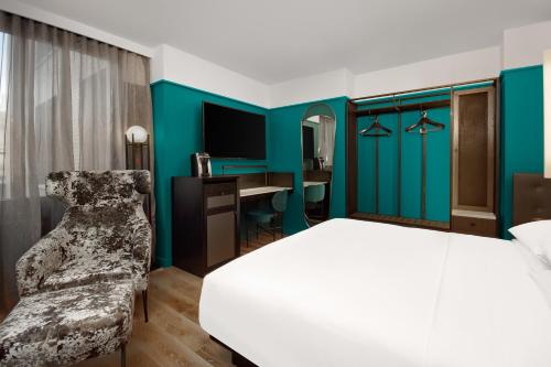 Habitación con cama extragrande y vistas a la ciudad del hotel Hyatt Centric Midtown 5th Avenue New York. Foto 8