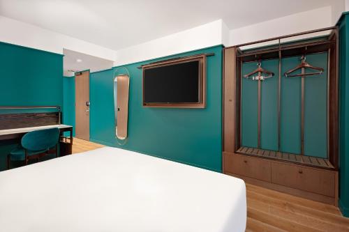 Habitación con cama extragrande y ducha a ras de suelo - Adaptada para personas con movilidad reducida del hotel Hyatt Centric Midtown 5th Avenue New York. Foto 4