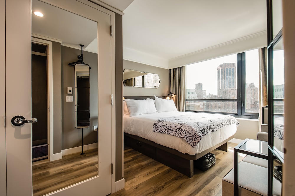 Habitación superior, vistas a la ciudad del hotel Pestana Park Avenue. Foto 1