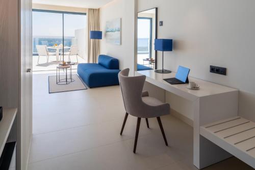 Suite Superior con vistas al mar del hotel Royal Marina Suites Boutique. Foto 9