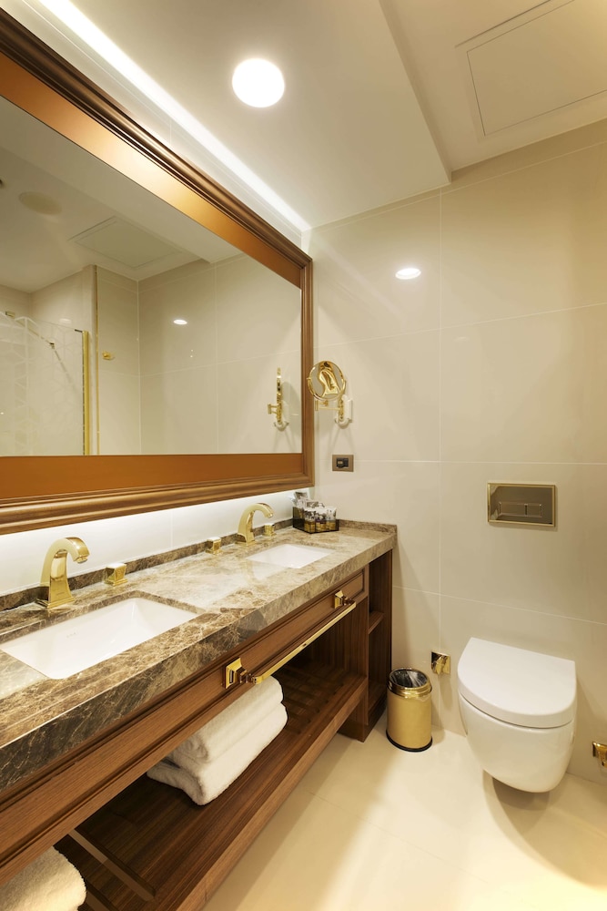 Suite Junior con 1 cama king size y sofás cama del hotel Mercure Istanbul Sirkeci