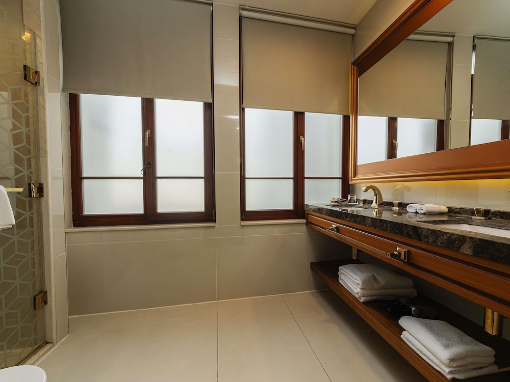 Suite familiar con 1 cama king size y 2 sofás cama del hotel Mercure Istanbul Sirkeci