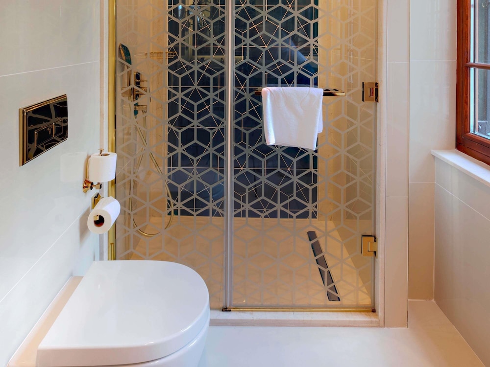 Habitación de categoría superior con 2 camas individuales del hotel Mercure Istanbul Sirkeci. Foto 2