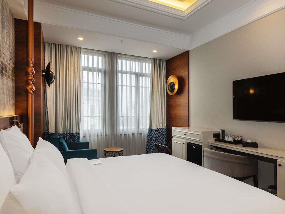Habitación Deluxe con 1 cama king size y sofás cama del hotel Mercure Istanbul Sirkeci. Foto 1