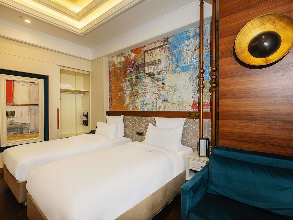 Habitación Deluxe con 2 camas individuales y sofás cama del hotel Mercure Istanbul Sirkeci. Foto 1
