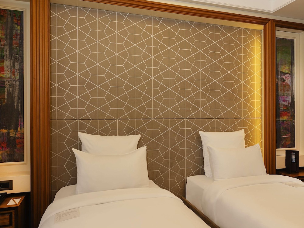Habitación Deluxe con 2 camas individuales y sofás cama del hotel Mercure Istanbul Sirkeci. Foto 3