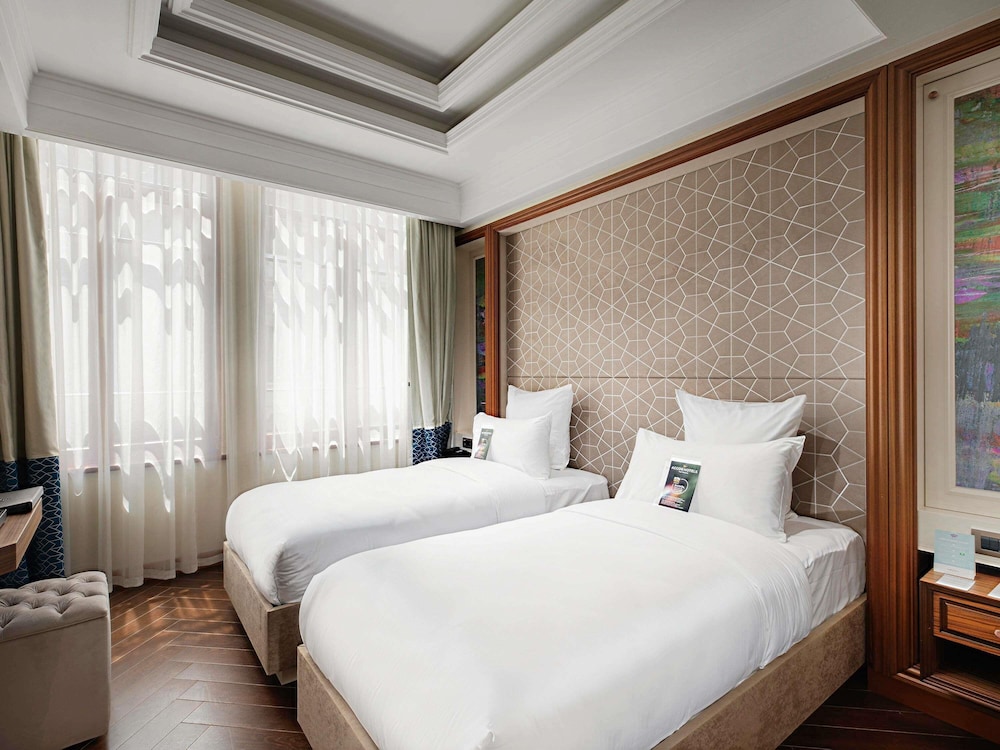 Habitación de categoría superior con 2 camas individuales del hotel Mercure Istanbul Sirkeci. Foto 3
