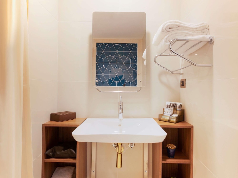 Habitación de categoría superior con 2 camas individuales del hotel Mercure Istanbul Sirkeci. Foto 4