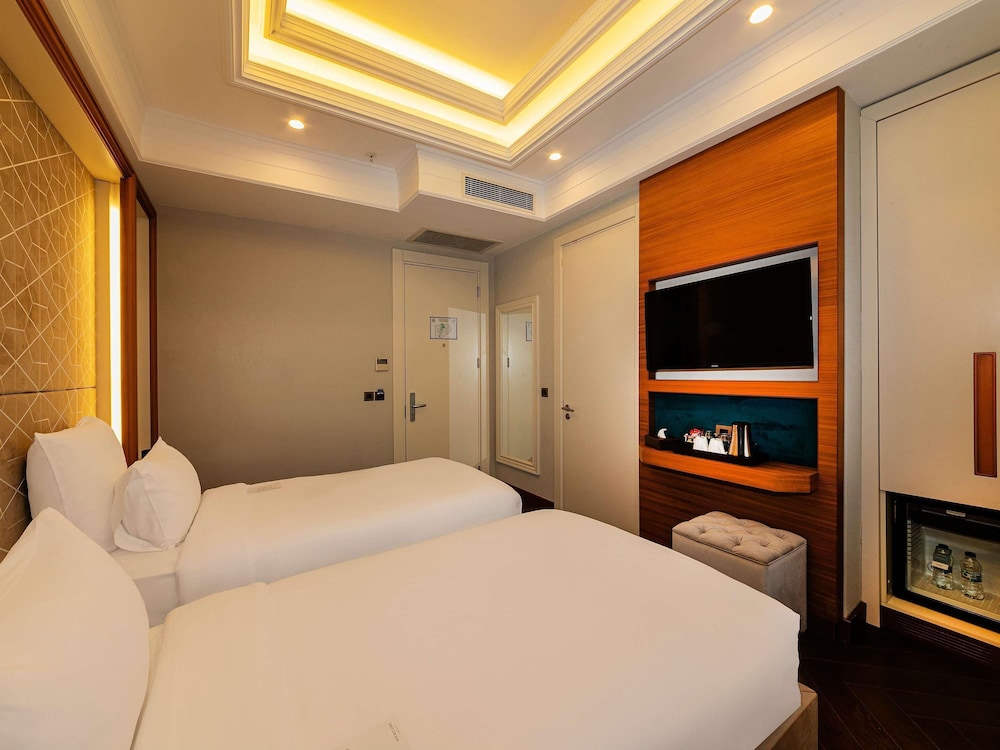 Habitación de categoría superior con 2 camas individuales del hotel Mercure Istanbul Sirkeci. Foto 7