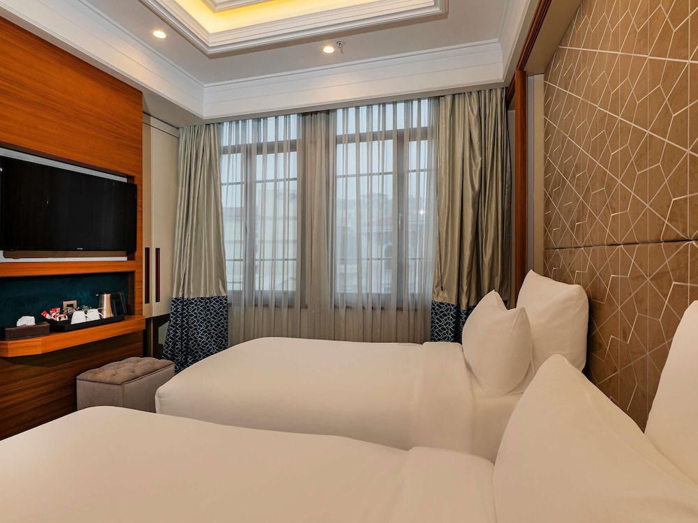 Habitación de categoría superior con 2 camas individuales del hotel Mercure Istanbul Sirkeci. Foto 8