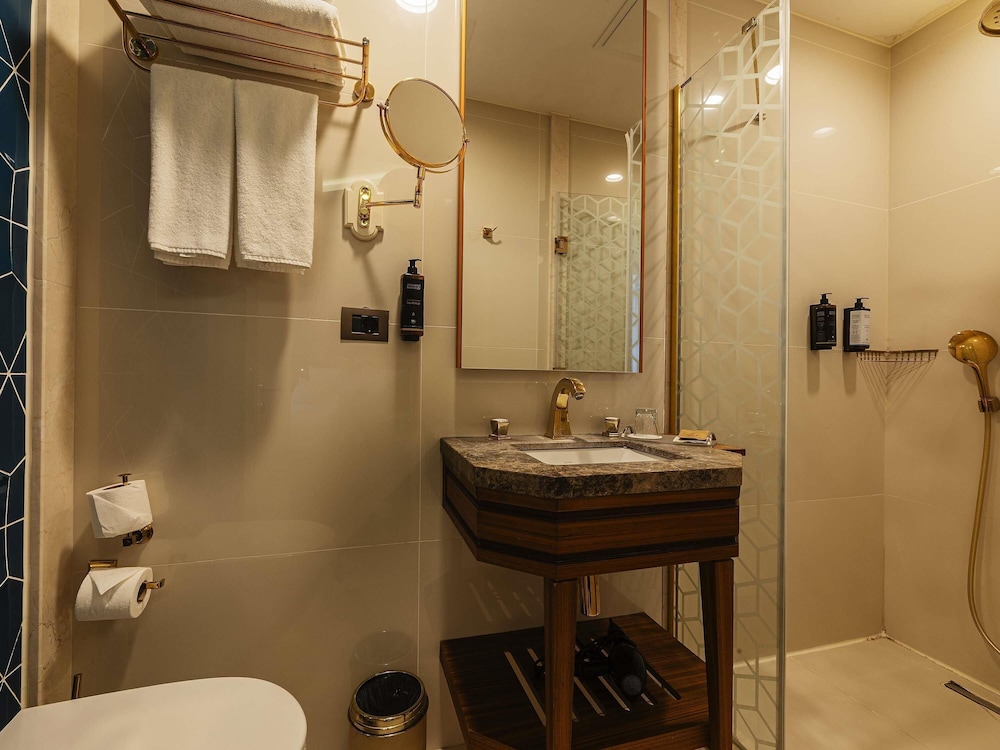 Habitación Deluxe con 1 cama king size del hotel Mercure Istanbul Sirkeci. Foto 4