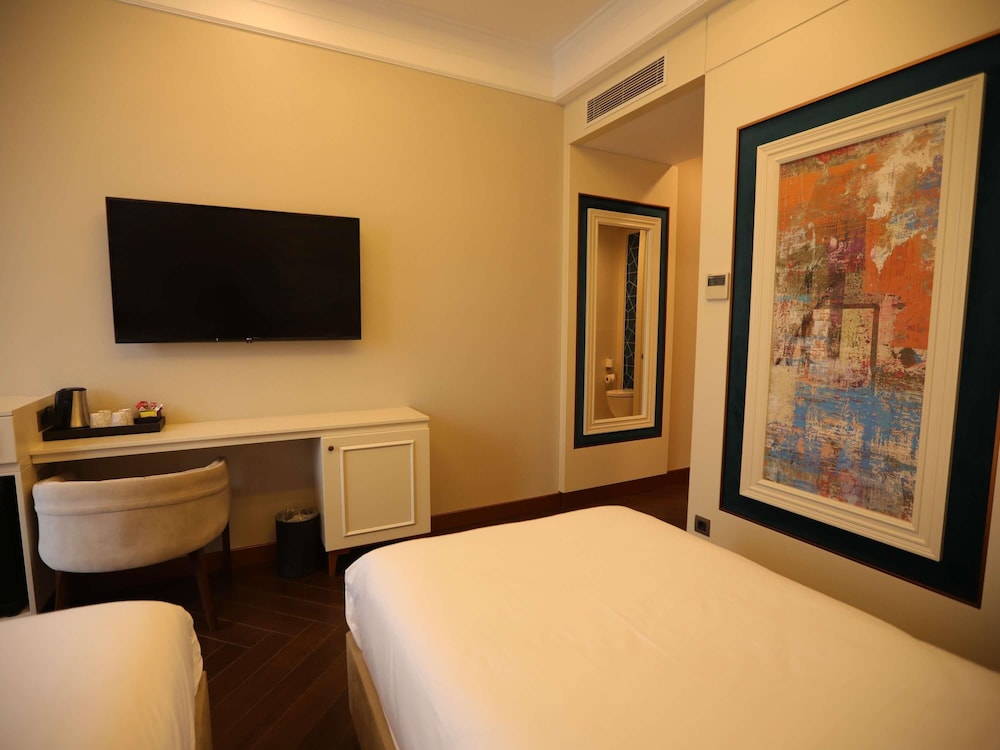 Habitación Luxe con 2 camas individuales del hotel Mercure Istanbul Sirkeci. Foto 7