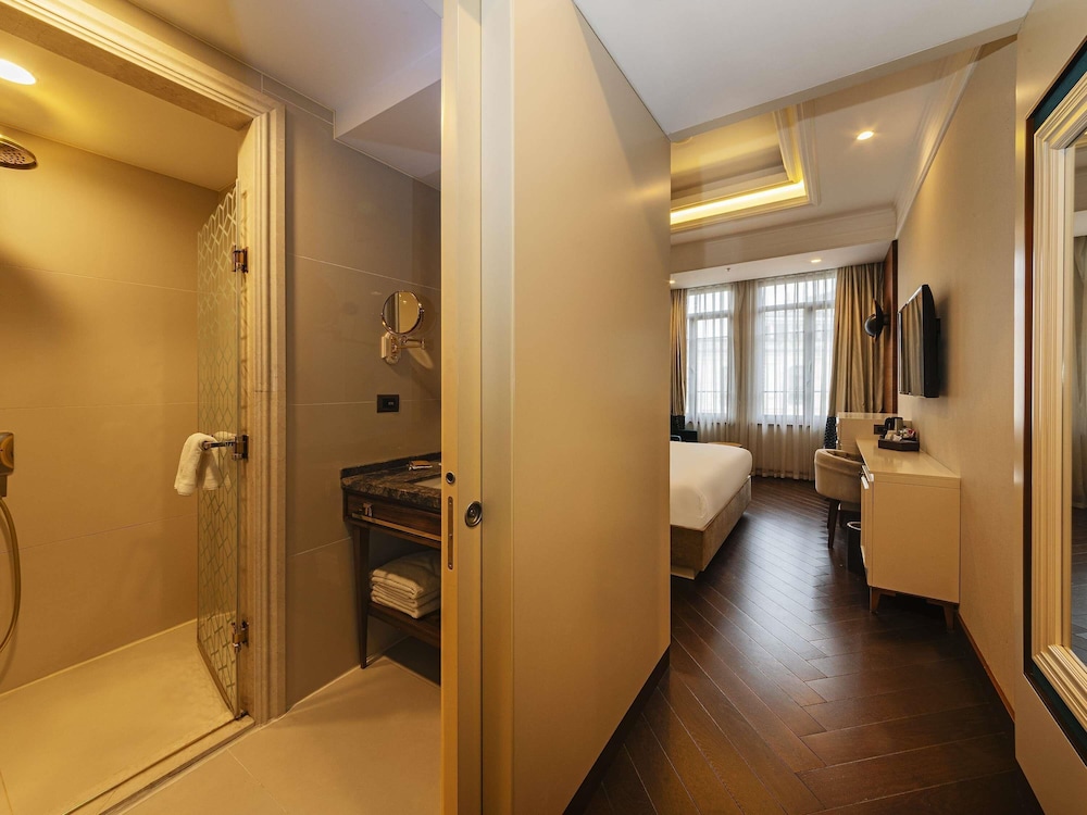 Habitación Deluxe con 1 cama king size y sofás cama del hotel Mercure Istanbul Sirkeci. Foto 3