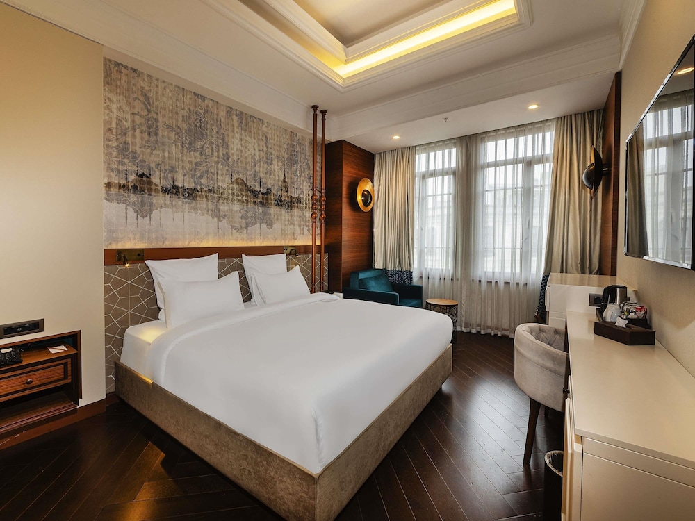 Habitación Deluxe con 1 cama king size y sofás cama del hotel Mercure Istanbul Sirkeci. Foto 7