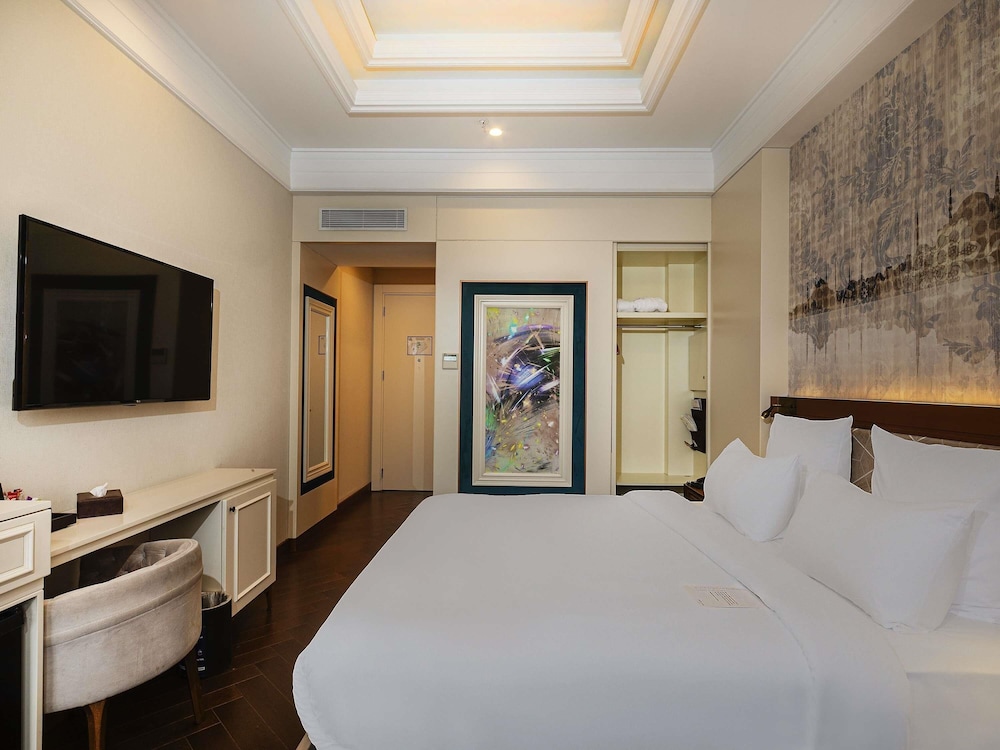 Habitación Deluxe con 1 cama king size y sofás cama del hotel Mercure Istanbul Sirkeci. Foto 8