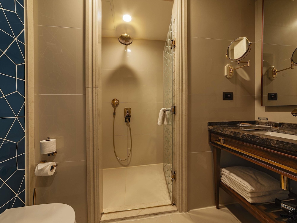 Habitación Deluxe con 1 cama king size y sofás cama del hotel Mercure Istanbul Sirkeci. Foto 10