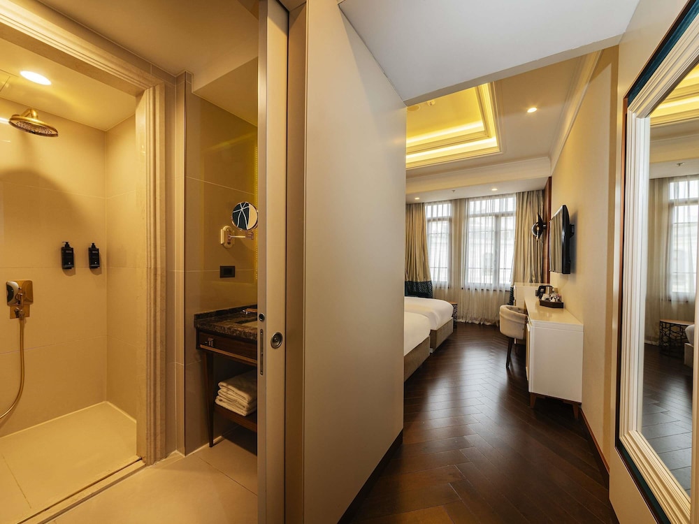 Habitación Deluxe con 2 camas individuales y sofás cama del hotel Mercure Istanbul Sirkeci. Foto 7