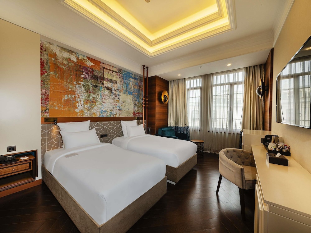 Habitación Deluxe con 2 camas individuales y sofás cama del hotel Mercure Istanbul Sirkeci. Foto 8