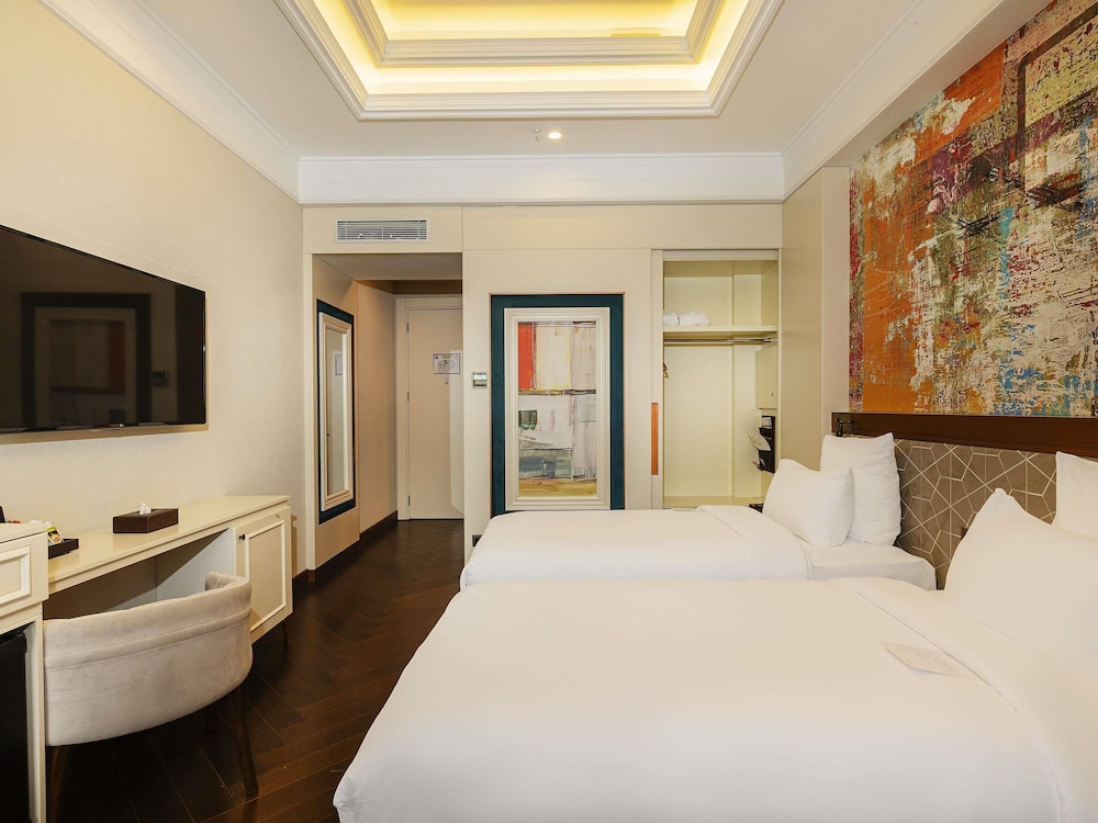 Habitación Deluxe con 2 camas individuales y sofás cama del hotel Mercure Istanbul Sirkeci. Foto 10