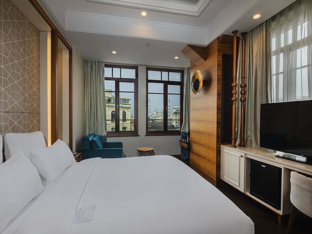 Suite Junior con 1 cama king size y sofás cama del hotel Mercure Istanbul Sirkeci. Foto 2