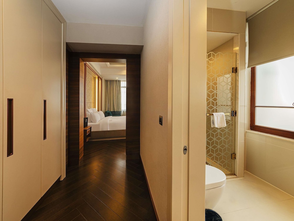 Suite Junior con 1 cama king size y sofás cama del hotel Mercure Istanbul Sirkeci. Foto 4