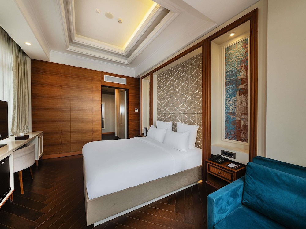 Suite Junior con 1 cama king size y sofás cama del hotel Mercure Istanbul Sirkeci. Foto 5