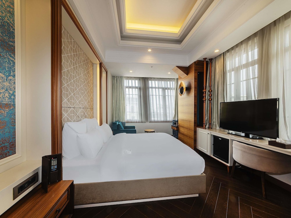 Suite Junior con 1 cama king size y sofás cama del hotel Mercure Istanbul Sirkeci. Foto 6