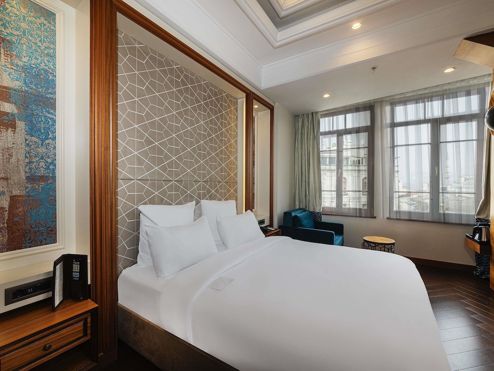 Suite Junior con 1 cama king size y sofás cama del hotel Mercure Istanbul Sirkeci. Foto 8