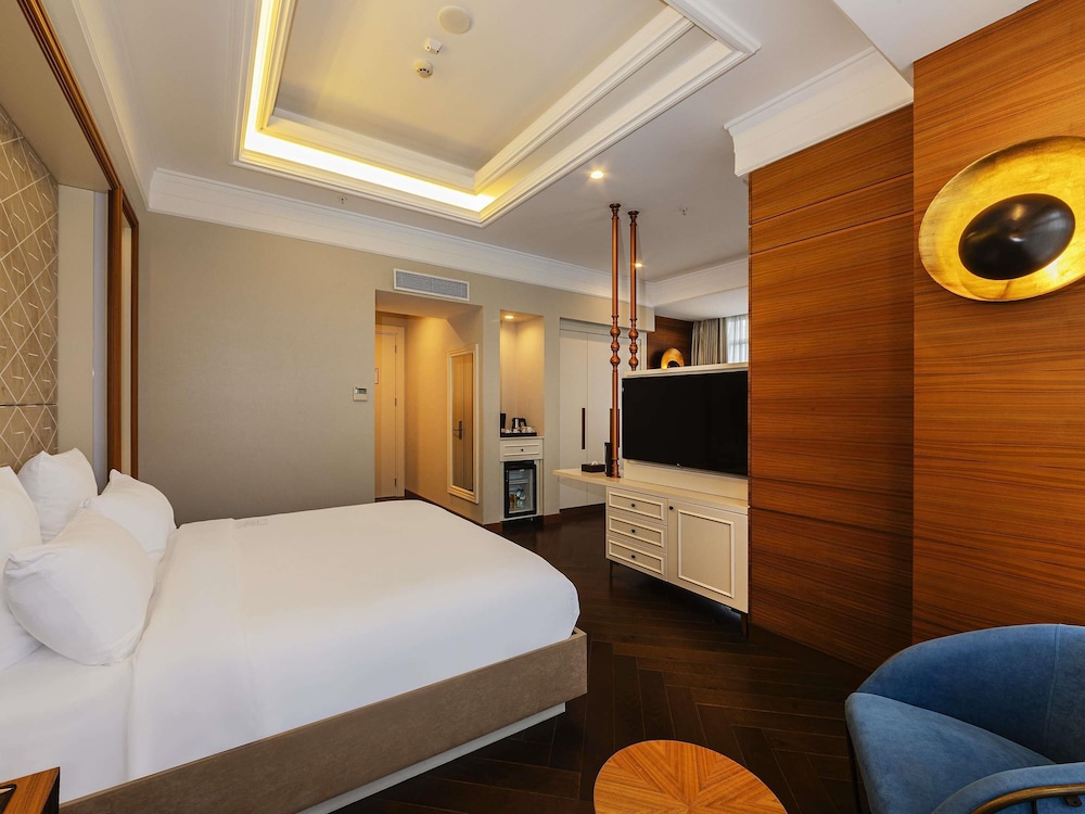 Suite familiar con 1 cama king size y 2 sofás cama del hotel Mercure Istanbul Sirkeci. Foto 4